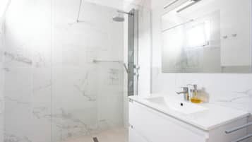 Bathtub, towels