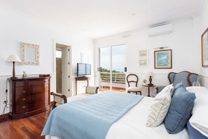 3 slaapkamers, een strijkplank/strijkijzer, reisbedje, wifi