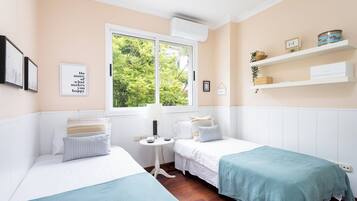 3 slaapkamers, een strijkplank/strijkijzer, reisbedje, wifi