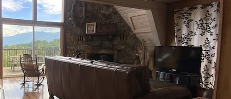 Una televisión, una chimenea