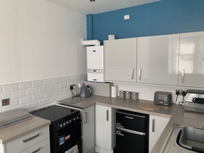 Fridge, microwave, oven, stovetop - The Cochno Flat (Clydebank)