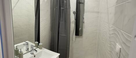 Dusche, Handtücher, Toilettenpapier