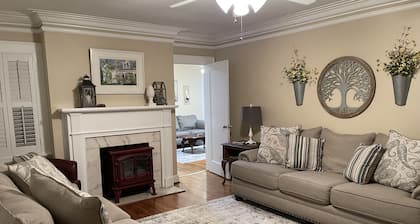 1940s 3 Bedroom 2 Bath fully furnished home in the historic Overlook District