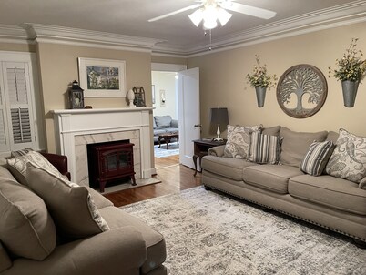 1940s 3 Bedroom 2 Bath fully furnished home in the historic Overlook District