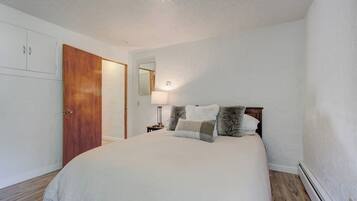 3 slaapkamers, een strijkplank/strijkijzer, wifi, beddengoed