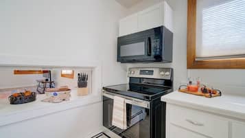 Een koelkast, een koffiezetapparaat/waterkoker