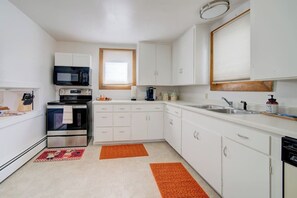 Kühlschrank, Wasserkocher mit Kaffee-/Teezubehör