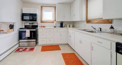 3 bedroom,Top Floor blocks from downtown