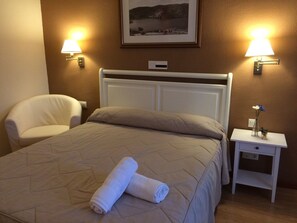 11 bedrooms, travel cot, WiFi, bed sheets