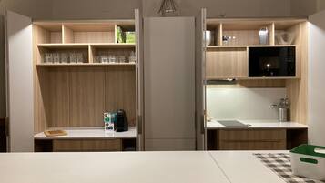 Frigorífico, microondas, horno y placa de cocina