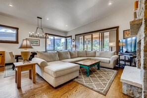 Téléviseur connecté, foyer, table de ping-pong, livres