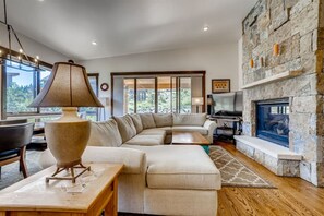 Téléviseur connecté, foyer, table de ping-pong, livres