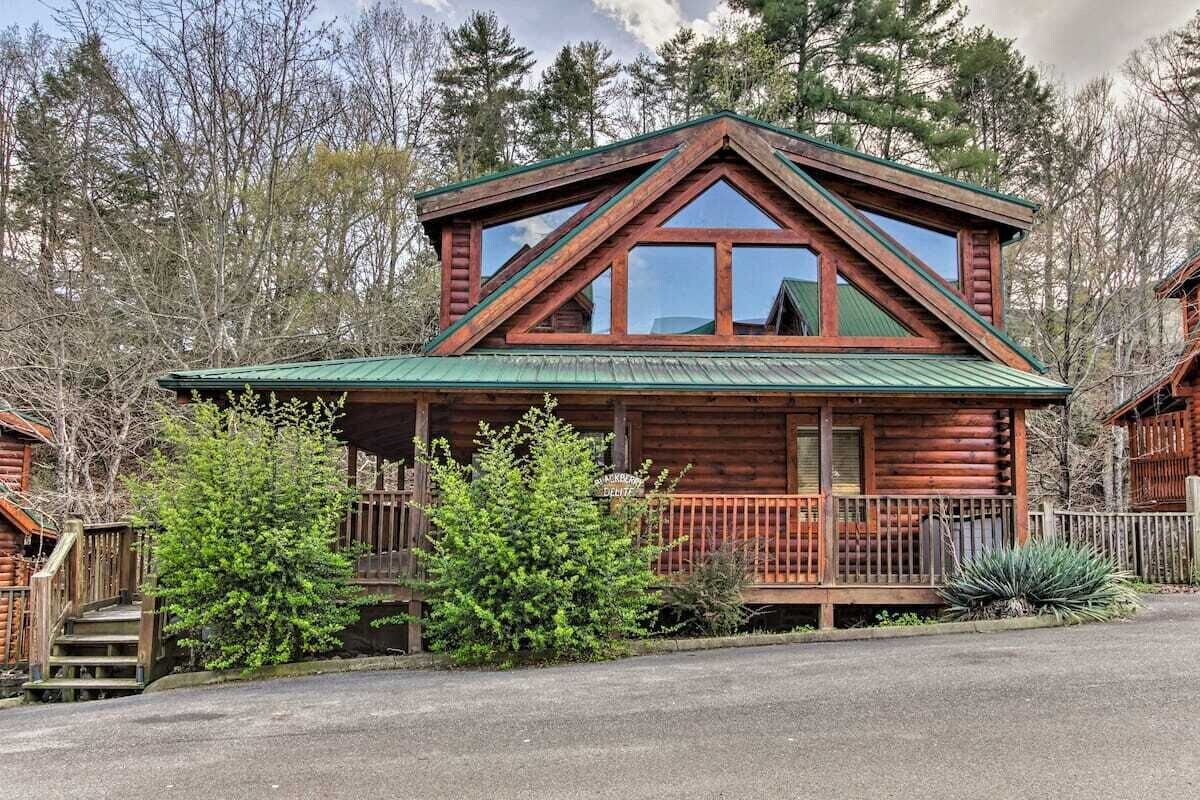 NEW! True Log < 2Mi to The Island! Fast Wifi, Hot Tub!