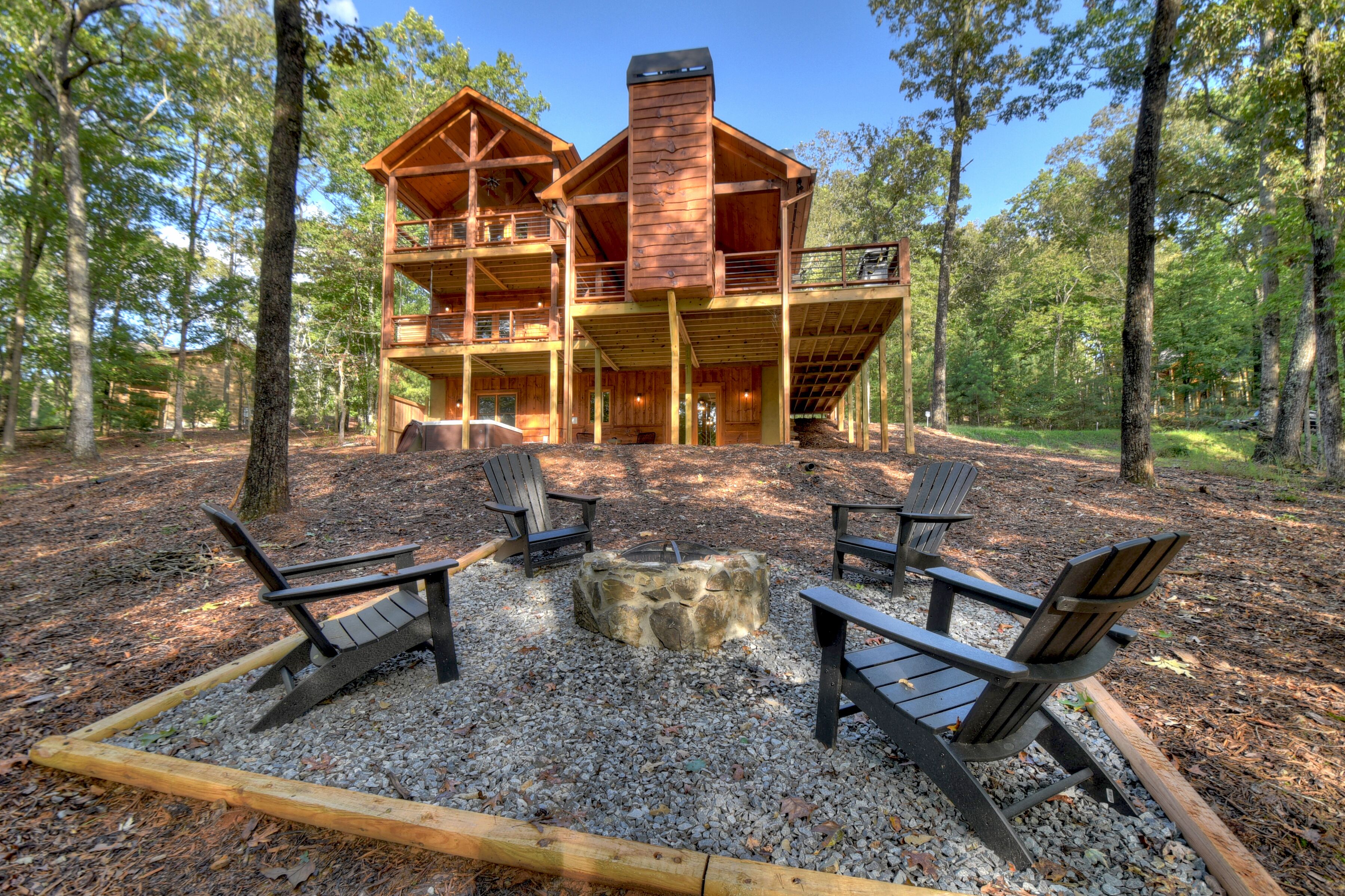 *Free Whitewater Rafting & Ziplining* Luxury Cabin Close to Downtown Blue Ridge