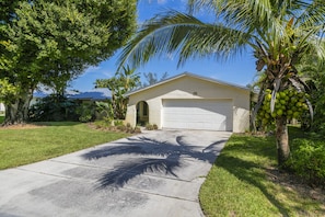 Property grounds - Cool Breeze. A comfortable house with a tropical backyard waterfront view.  (Naples)