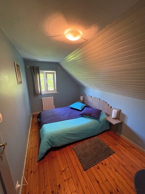 3 habitaciones, tabla de planchar con plancha, wifi y ropa de cama 