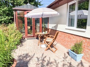 Outdoor dining - 1 bedroom accommodation in Blakemere (Blakemere)