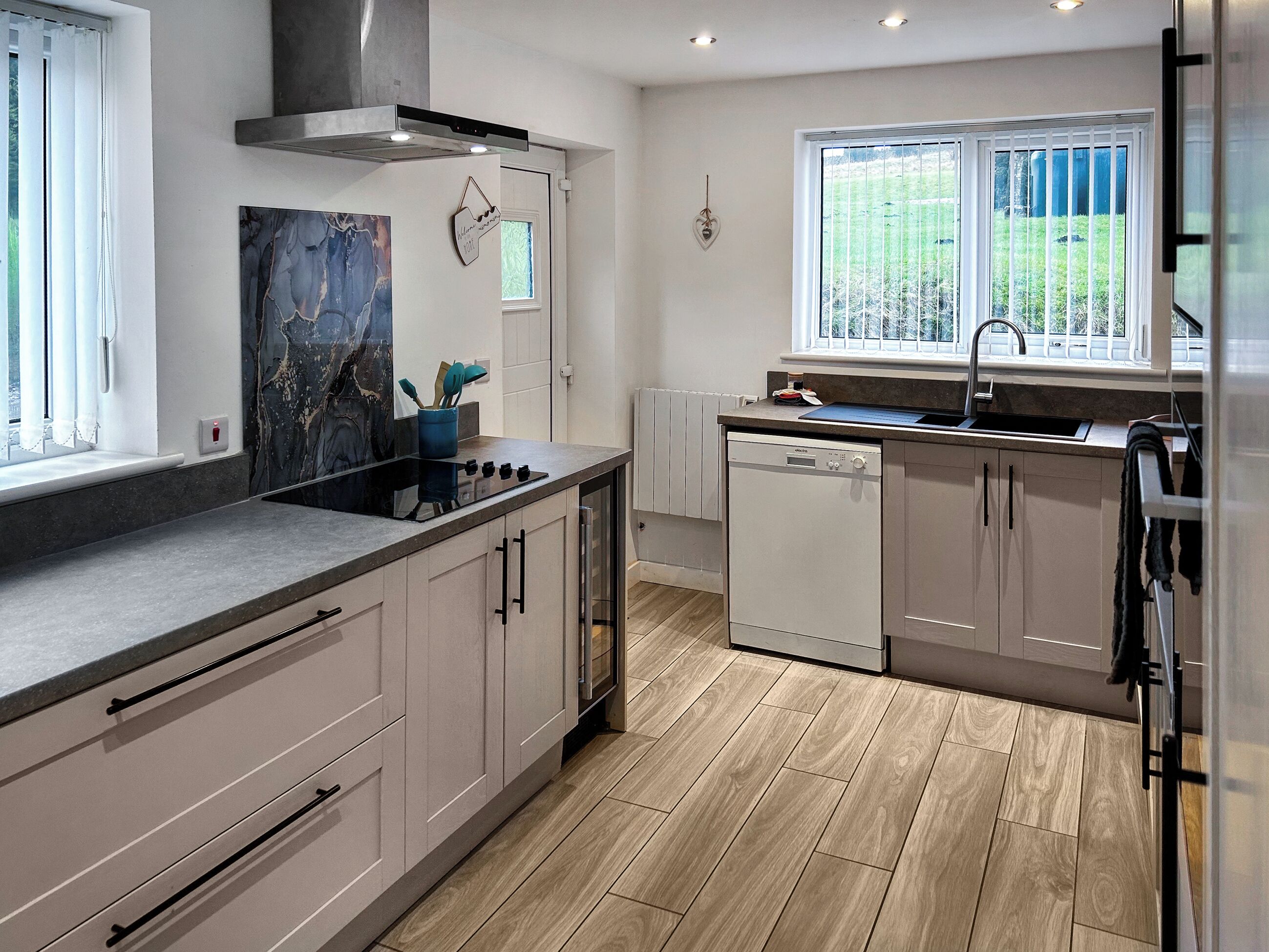 洗碗機、高腳椅、冰箱