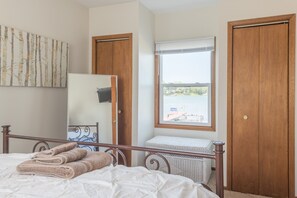 3 slaapkamers, een strijkplank/strijkijzer, gratis wifi, beddengoed