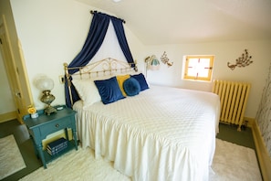 2 bedrooms, desk, iron/ironing board, free WiFi - Top Floor Historic Limestone Property Downtown (Hays)
