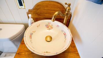 Duschwanne, Haartrockner, Handtücher, Seife