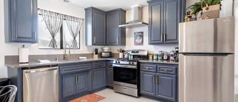 Refrigerador, horno, parrilla de estufa y lavavajillas