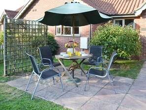 Outdoor dining - 2 bedroom accommodation in Rollesby, near Great Yarmouth (Rollesby, near Great Yarmouth)