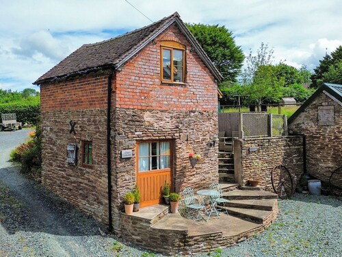 Detached former granary, the perfect base to explore Shropshire.