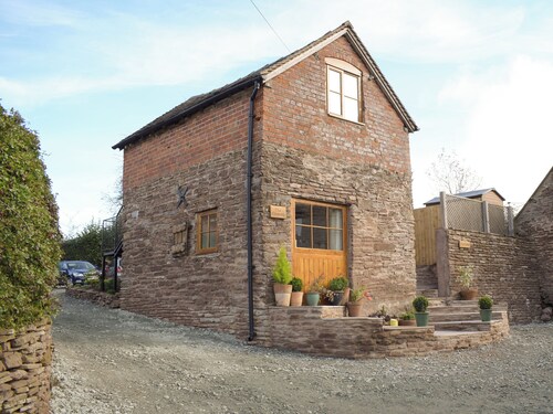Detached former granary, the perfect base to explore Shropshire.