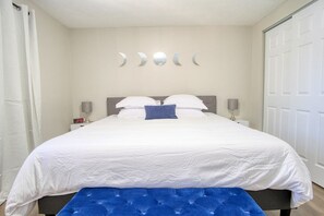 3 quartos, escrivaninha, ferros/tábuas de passar roupa, berço de viagem