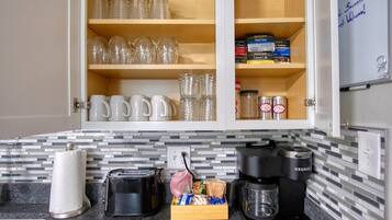 Køleskab, mikrobølgeovn, ovn, kogeplade