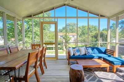 Modern-Sunroom-15min to DwnTwn-Grps-Kids-Firepit