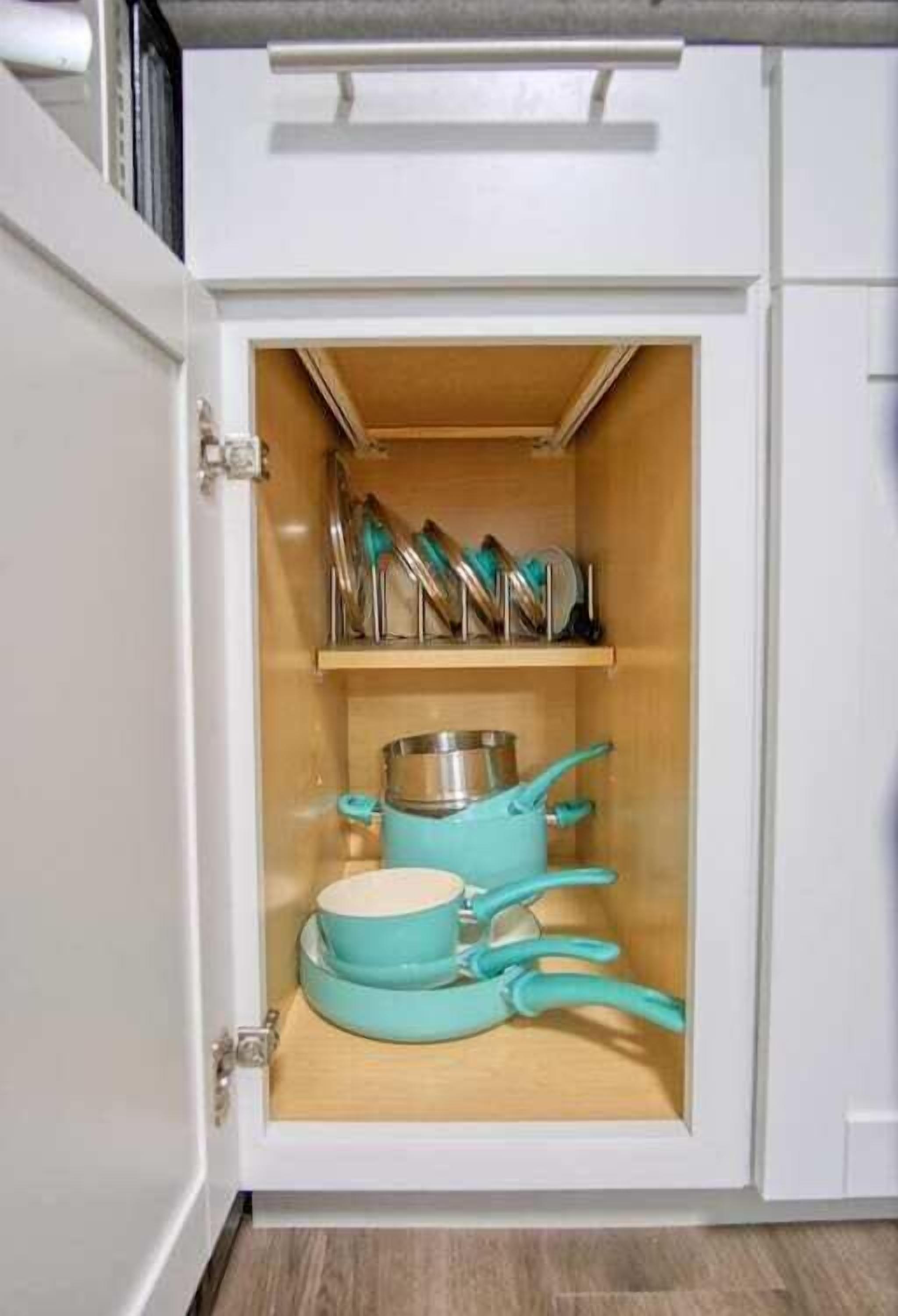 Un armario de cocina con ollas y sartenes.