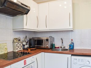 Máquina de café expresso, talheres/pratos/utensílios de cozinha