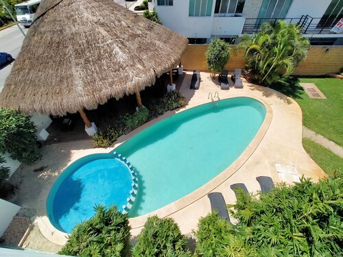 Cozy house in condo with pool-ideal for families or large groups-15 min to beach