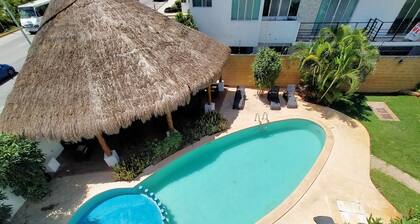 Cozy house in condo with pool-ideal for families or large groups-15 min to beach