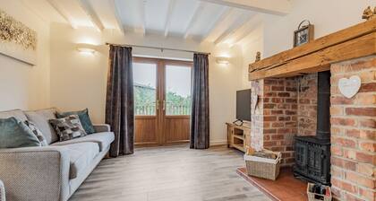 4 bedroom accommodation in Church Broughton, near Derby