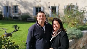 A house with a well-maintained lawn and a small garden in front. - Charming gîte with garden and fireplace (Neuilly-en-Vexin)