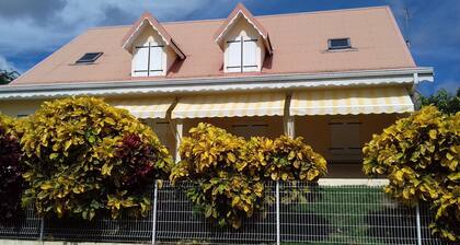 Grand appartement trÚs bien équipé dans une villa à 5 mn à pied des plages