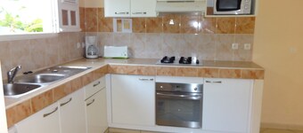 Large, well-equipped apartment in a villa 5 minutes' walk from the beaches