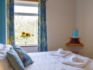 2 bedrooms, free WiFi, bed sheets - A beautiful cottage boasting wonderful views over the surrounding Colne Valley. (Linthwaite)