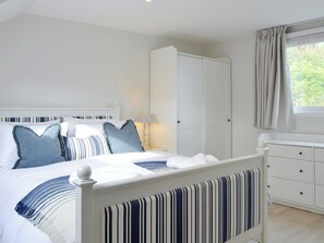 4 bedrooms, free WiFi, bed sheets - 4 bedroom accommodation in Ballater (Ballater)