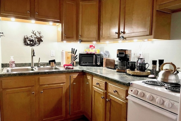 Een koelkast, een microgolfoven, een oven, een kookplaat