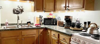 Cozy Quarters- Perfect getaway in Two Harbors- also has trailer parking!