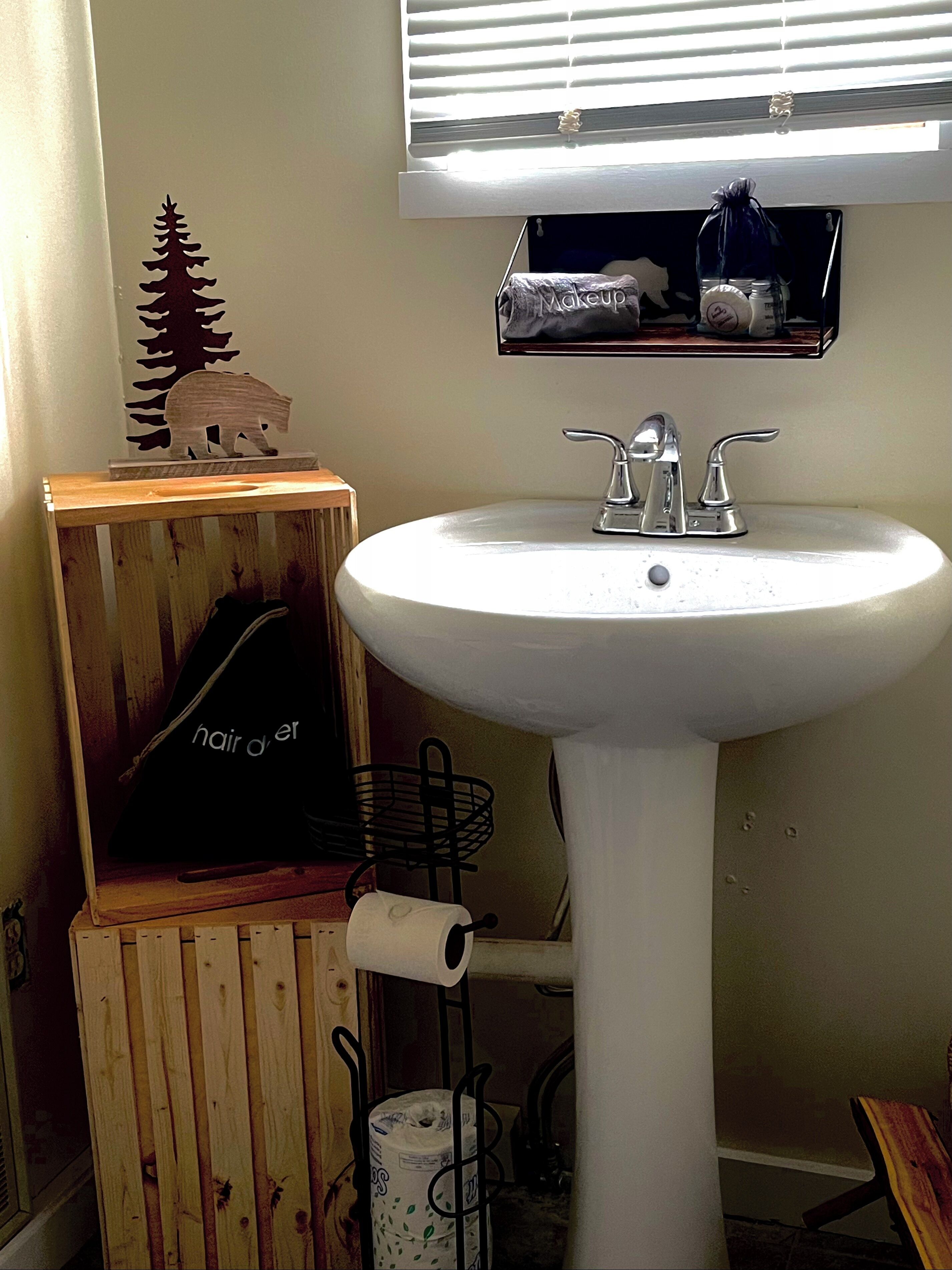 Een douche, een haardroger, handdoeken, zeep