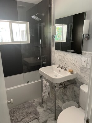 Ensemble douche/baignoire, serviettes fournies