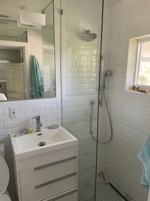 Combined shower/tub, towels