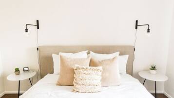 1 habitación, tabla de planchar con plancha y cuna de viaje