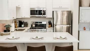 Réfrigérateur, four à micro-ondes, un four, surface de cuisson