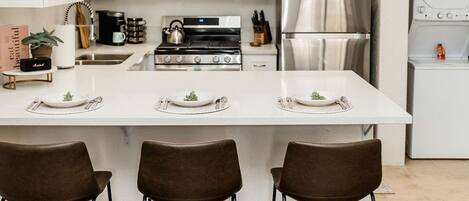 ثلاجة، ميكروويف، فرن، موقد طهي مسطح